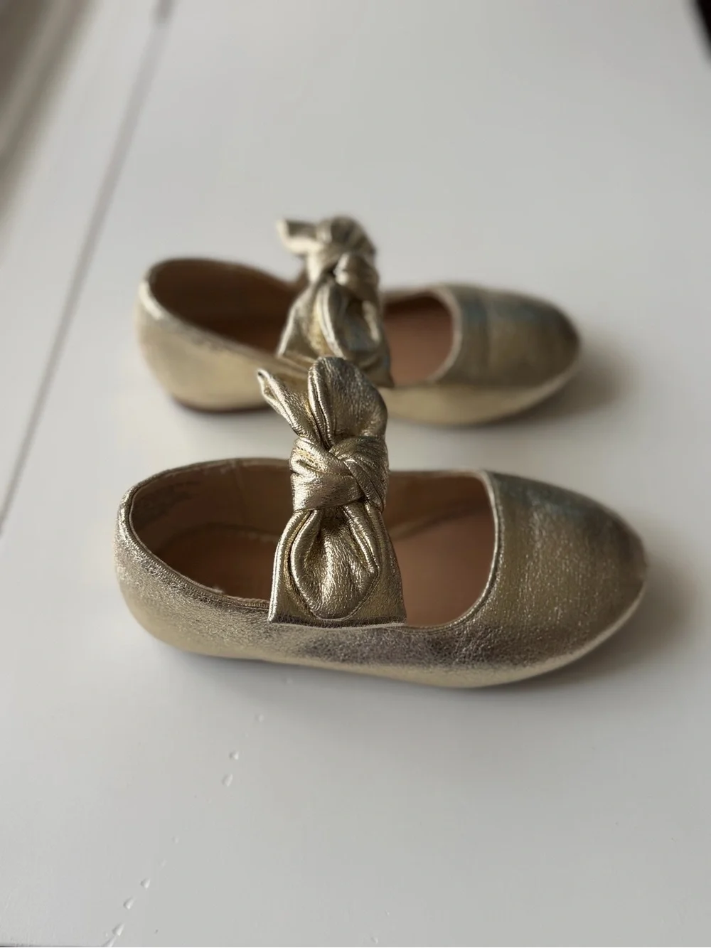 Nordstrom Kids Size: 8 -Metallic Gold Bow Mary Jane Shoes